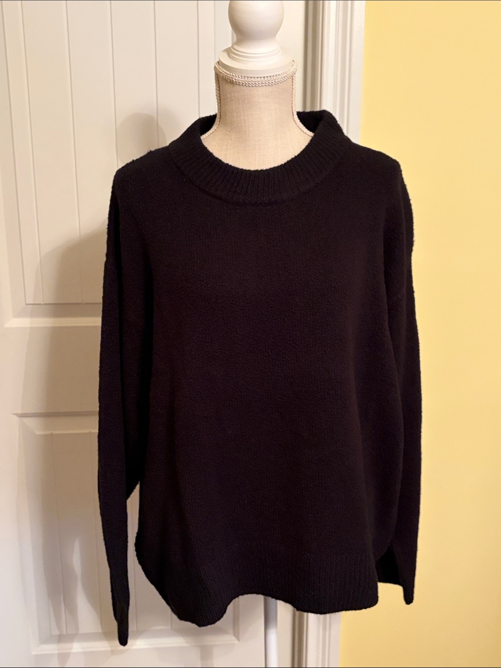 Ava & Viv Black Scoop Neck Crew Sweater